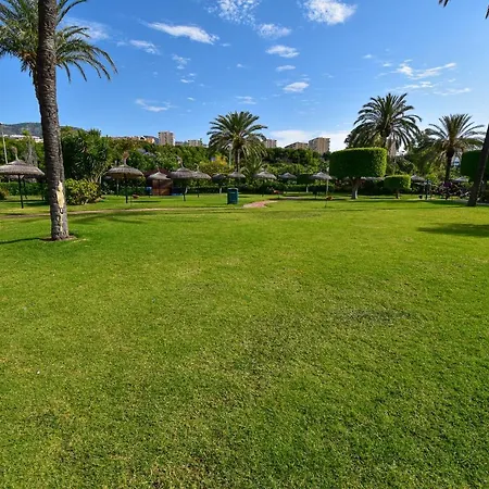 Benal Beach, Superb 2 Bedroom 2 Bathroom Front Sleeps 6 Apartment Benalmadena