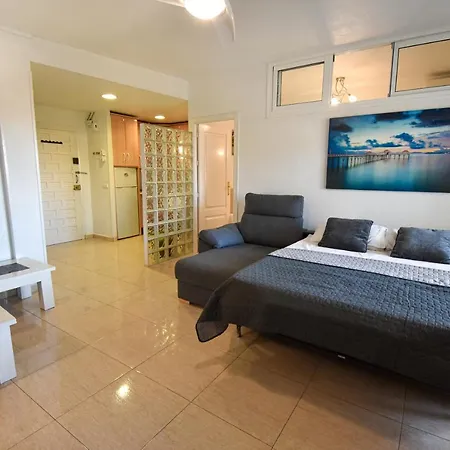 Benal Beach, Superb 2 Bedroom 2 Bathroom Front Sleeps 6 Apartment Benalmadena