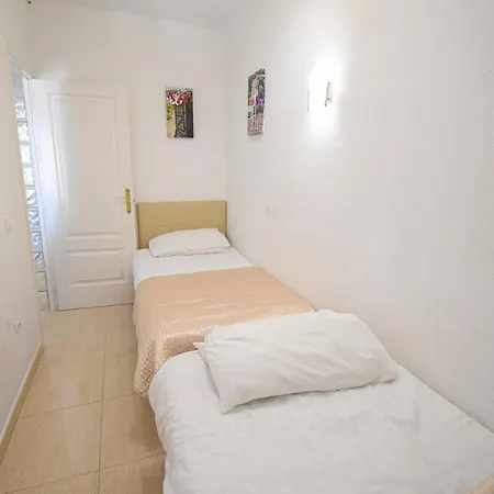 Benal Beach, Superb 2 Bedroom 2 Bathroom Front Sleeps 6 Apartment Benalmadena