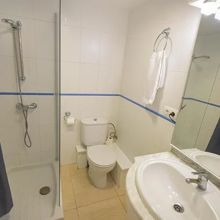 Apartament Benal Beach, Superb 2 Bedroom 2 Bathroom Front Sleeps 6 Benalmádena